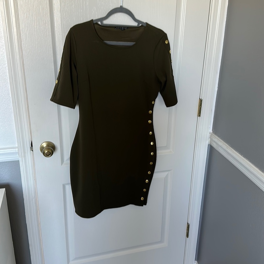 Half sleeve Olive dress w/ button detail